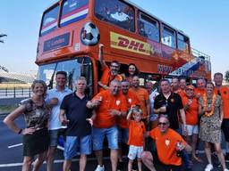 Oranjefans bij de bus (foto: Sjoerd van Fessem)