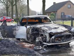 De Maserati met een waarde van 250.000 euro ging bij de brand verloren (foto: Jeroen Stuve/SQ Vision).