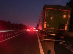 Een weginspeceur van Rijkswaterstaat was dinsdagnacht druk met het wegsturen van vrachtwagenchauffeurs (foto: Twitter WIS_Robert).