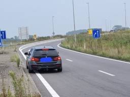 De automobilist staat geparkeerd (foto: X Verkeerspolitie Oost-Brabant).