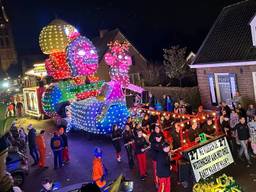 De carnavalswagen van De Centrumknollen voor het ongeluk plaatsvond (foto: Omroep Brabant).