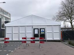 Het 'verplaatste' stemlokaal aan het Roelof Kranenburgplein (Foto: Agnes van der Straaten)