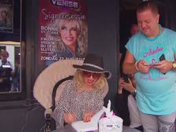 Bredase fans van Bonnie St. Claire door het dolle heen tijdens signeersessie