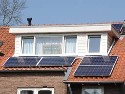 Huurwoningen moeten voor 2030 naar energielabel D, bijvoorbeeld met zonnepanelen. (Foto: ANP). 