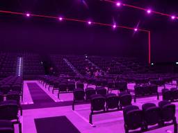 In de theaterzaal van de Brabanthallen kunnen 1000 bezoekers.