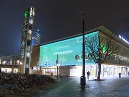 Het station is een baken van licht (foto: Raymond Merkx)