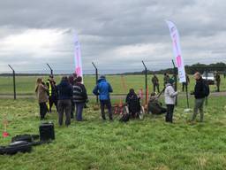 Demonstranten graven gat onder hek om op vliegbasis Volkel te komen