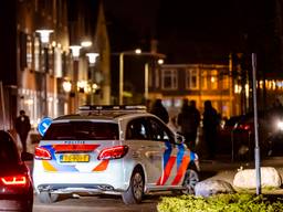 Veel politie en veel jongeren zijn op de been in de wijk (foto: SQ Vision)