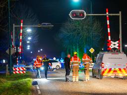 Duo komt om leven tijdens politieachtervolging, trein raakt auto op overweg