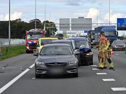 Vijf auto's botsen op elkaar op A16