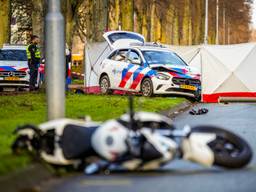 Motorrijder botst op politiewagen en overlijdt