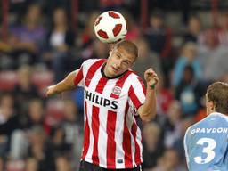 Danny Koevermans kopt de bal (foto: ANP).