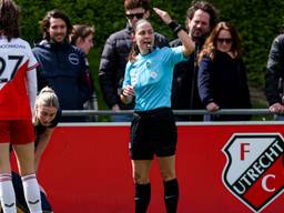 Scheidsrechter Wendy Gijsbers tijdens een wedstrijd in de Azerion Vrouwen Eredivisie (foto: Ben Gal/Orange Pictures).