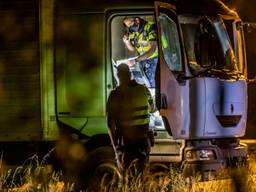 Agenten doen onderzoek bij de achtergelaten vrachtwagen op de A58 (foto: Jack Brekelmans/SQ Vision).