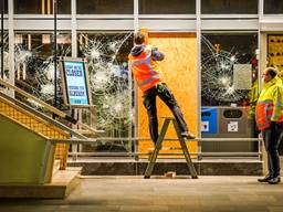 Herstelwerkzaamheden na de rellen van zondag (foto: Sem van Rijssel/SQ Vision).