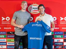 Jarrad Branthwaite naast John de Jong (Foto: PSV). 