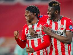 Noni Madueke (links) en Ibrahim Sangaré vieren de 4-0 zege van PSV op ADO (foto: Orange Pictures).