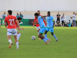Mouad Hassan namens Djibouti oog in oog met Mo Salah.