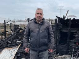 Adriano voor zijn door brand verwoeste tuinhuisje (foto: Imke van de Laar)