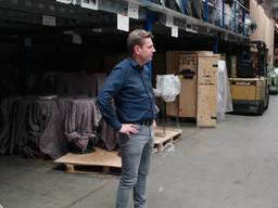 JMT-directeur Jean-Pierre Brouwers aanschouwt de stille en overvolle loods (foto: Dirk Verhoeven).