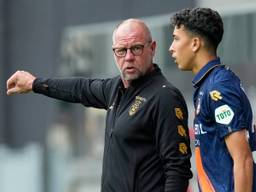 Fred Grim geeft aanwijzingen tijdens een oefenwedstrijd (foto: Orange Pictures).