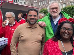 Mohammed Chahim (links) bij de koffiekar in Helmond.