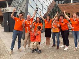 Het Nederlands team werd wereldkampioen bridge. Wietske van Zwol staat helemaal rechts.