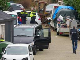 Politie doorzoekt woonwagenkamp in Lith (Foto: Gabor Heeres/SQ Vision). 