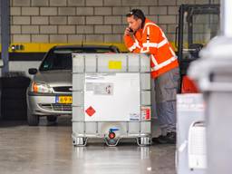 Grondstoffen voor drugs gevonden in autogarage (foto: SQ Vision) 