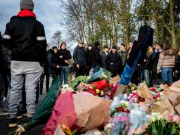 Bloemen op de plek waar de drie tieners om het leven kwamen (Foto: Rob Engelaar.)