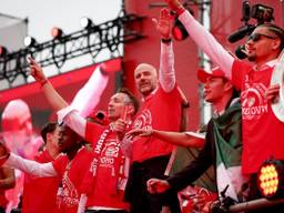 Peter Bosz met de microfoon bij de huldiging van PSV (foto: ANP). 