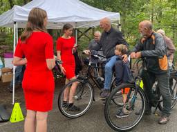 Gemeente Breda deelt fietsbellen en -spiegels uit voor meer veiligheid op de fietspaden