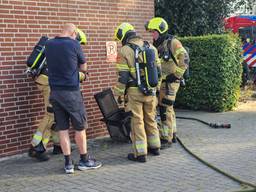 Brandweerlieden bekijken de boosdoener (foto: Addy Smits/Persbureau Heitink).