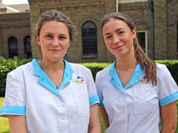 Janneke (links) en Jule (rechts) werken als verpleegkundigen in een hospice (foto: Karin Kamp).