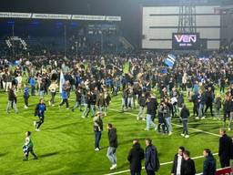 Supporters van FC Den Bosch het veld op om de periodetitel te vieren (foto: Matthijs Schraver).