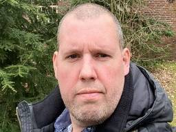 Dennis Houtkamp voor zijn huisje. Privéfoto.