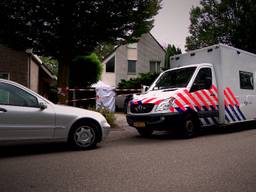 Onderzoek bij het huis van vader en zoon De Vlieger (foto: Raymond Merkx).