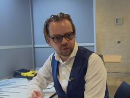 In een speciaal stemhok voor slechtzienden brengt Daan woensdag zijn stem uit (beeld: Omroep Brabant).