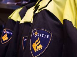 Agenten maakten het Poolse stel wakker waarna ze in een cel bij konden tanken (foto: politie).
