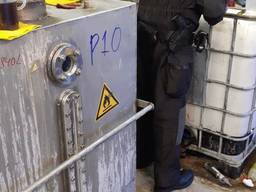 Reusachtige vierkante ketel in Overloon met sporen van gebruik en 'bewijsnummer' van de politie (foto: politie) 