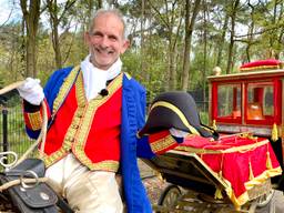 Johan Vlemmix met 'koninklijke poepdoos' naar koningsdagviering in Emmen