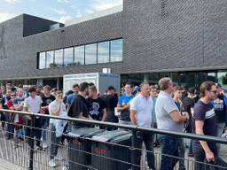 FC Eindhoven-fans verzamelen zich voor uitduel met ADO 