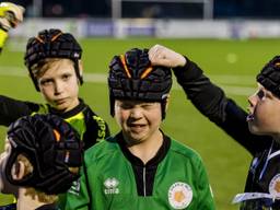 De tragische dood van een amateurkeeper na een botsing op het veld doet de discussie weer oplaaien. Zouden keepers geen helm moeten dragen? 