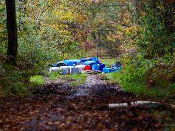 Tientallen vaten drugsafval liggen in het grensgebied tussen Helenaveen en Griendtsveen (foto: Dave Hendriks/SQ Vision).