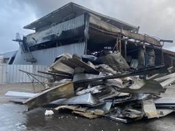 Van het gebouw bleef weinig over (foto: Sven de Laet).