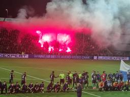 Supporters van FC Den Bosch steken vuurwerk af.