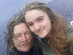 Elsbeth Kuijsters (links) maakt na de dood van haar dochter Sara (17) mentale gezondheid bespreekbaar onder kinderen (foto: Elsbeth Kuijsters)