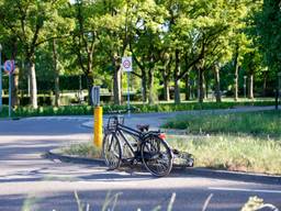 In Uden gebeurde maandagmiddag een ongeluk met twee jonge fietsers en een auto. De aanrijding was op de Volkelseweg. De fietsers zijn naar een ziekenhuis gebracht.