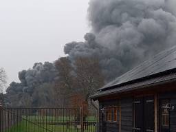 Grote uitslaande brand in een schuur in Netersel