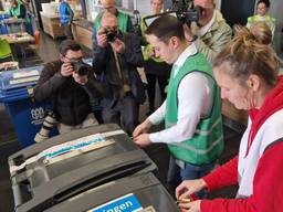 De stembussen worden onder massale mediabelangstelling op gemaakt (foto: Noël van Hooft).